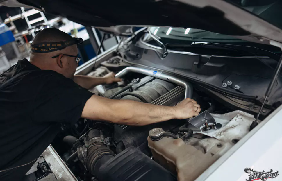Установили на Dodge Challenger растяжки и стабилизаторы для уверенного управления